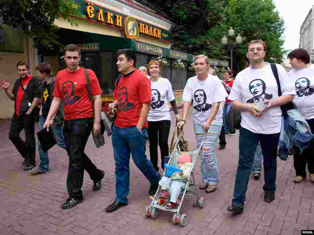 около 50 человек в футболках с изображением Ходорковского прошли по улице Арбат в центре Москвы, раздавая прохожим календарики с фотографией бывшего руководителя ЮКОСа