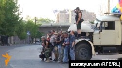 Члены «Сасна црер» на территории полка ППС полиции, Ереван, июль 2016 г.