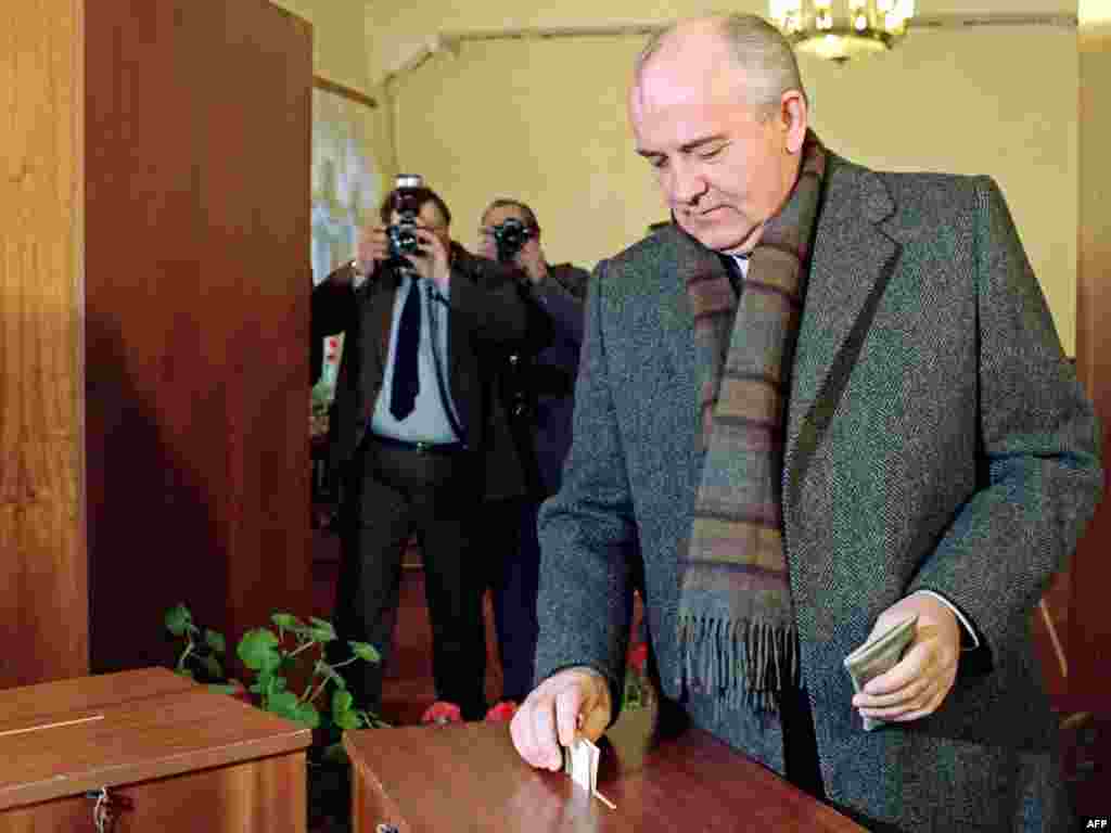 Михаил Горбачев голосует на всесоюзном референдуме о сохранении СССР, 17 марта 1991