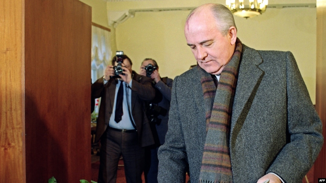 Михаил Горбачев голосует на референдуме "за сохранение СССР в обновленном виде", 17 марта 1991