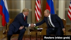 Трамп менен Путин Хелсинкиде кол алышкан учур. 16-июль, 2018-жыл. 