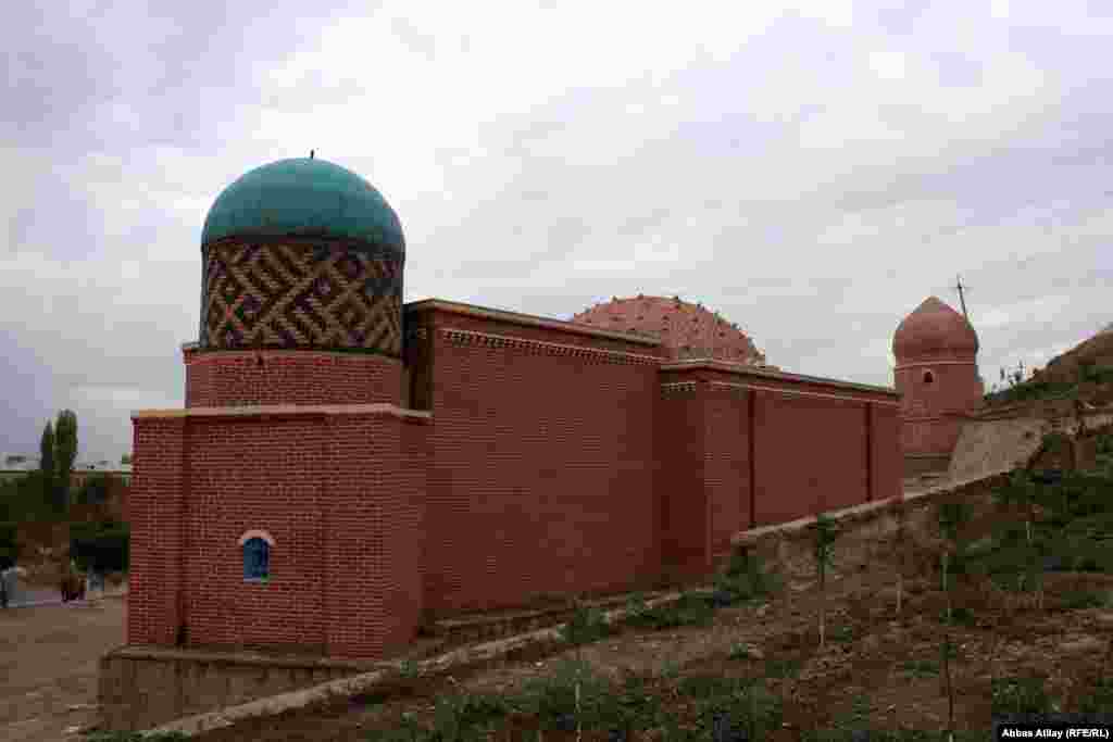 XVIII əsrin 20-ci illərində inşa olunmuş "İmamzada türbəsi".