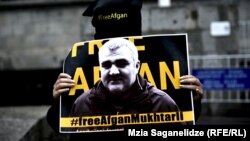 Акция в поддержку Афгана Мухтарлы у здания парламента в Тбилиси, 29 мая 2018