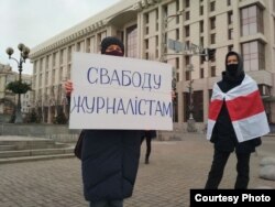 Плякат у падтрымку зьняволеных беларускіх журналістаў на акцыі ў Кіеве. 10 студзеня