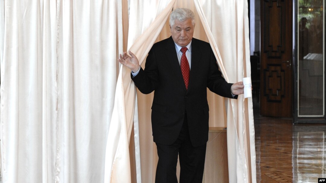 Outgoing President Vladimir Voronin's Communist Party doesn't quite hold all the cards.