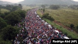 Caravana de migranți oprită de poliția mexicană lîngă localitatea Arriaga, 27 octombrie 2018