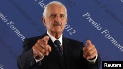 Scriitorul mexican Carlos 