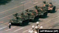 Hytaýly protestçi Tiananmen meýdançasyna barýan tanklary böwetlemäge synanyşýar.  5-nji iýun, 1989 ý.