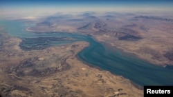 O vedere aeriană a țărmurilor iraniene și a insulei Qeshm în strâmtoarea Ormuz.