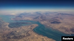 Vedere aeriană a țărmurilor iraniene și a insulei Qeshm din strâmtoarea Ormuz. Tranzitul prin ea a fost blocat de conflictul izbucnit sâmbătă.