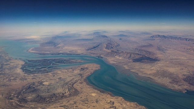 افزایش قیمت نفت و گاز به‌دنبال بسته شدن تنگه هرمز؛ گفت‌و‌گو با امید شکری