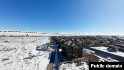 “Орто-Алыш” суу алуучу жайы жана анын жанына курулган коттедждер.