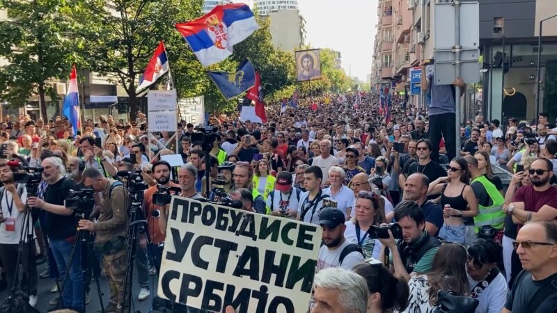 ბელგრადში ათასობით ადამიანმა გააპროტესტა პოლიციის ძალადობა  ანტისამთავრობო დემონსტრანტების მიმართ