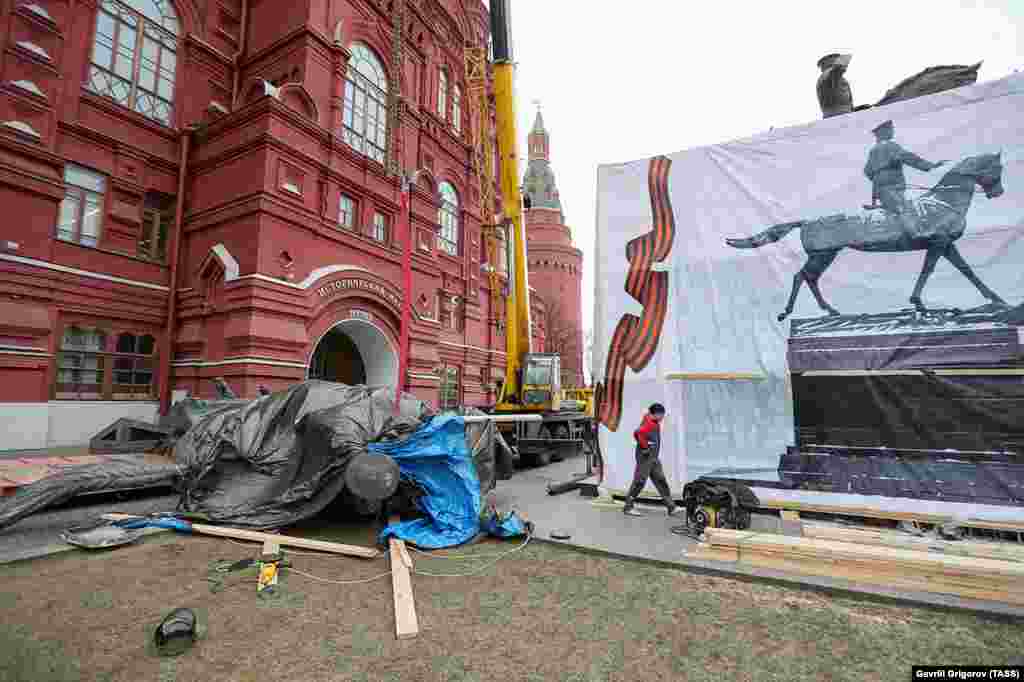 The scene on Moscow&#39;s Manezhnaya Square on March 20 after a monument to Soviet World War II Marshal Georgy Zhukov (on ground at left) was taken down overnight and replaced with a slightly altered version of the same statue.&nbsp;