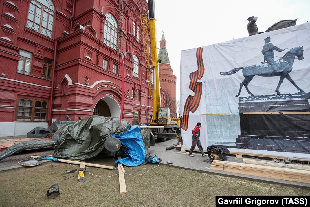 彫刻・オブジェ ak Famous Moscow Statue Cut Up, Replaced With 'Temporary' Altered Copy
