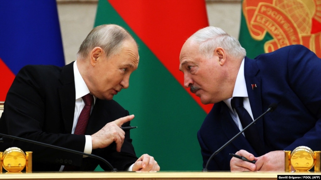 Очільники Росії та Білорусі, Володимир Путін (ліворуч) і Олександр Лукашенко. Мінськ, 6 грудня 2024 року