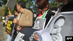 Members of Amnesty International protest outside the Iranian Embassy in the days before Darabi's execution.