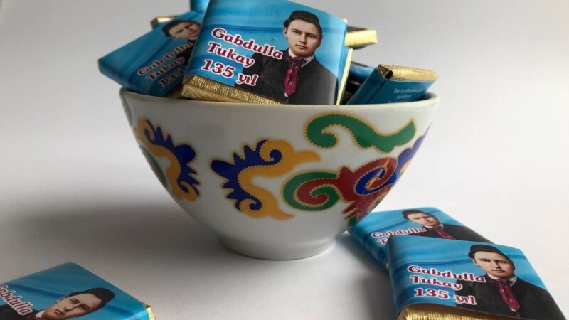 Татар активистлары тышлыгында Габдулла Тукай сурәтләнгән
шоколадлар эшләгән
