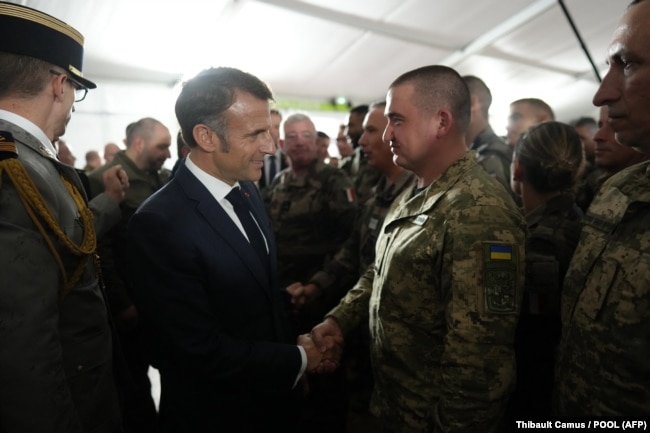 Президент Франції Емманюель Макрон розмовляє з українськими солдатами під час візиту до військового табору на сході Франції, 9 жовтня 2024 року