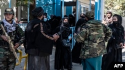 زنان افغان و عساکر طالبان 