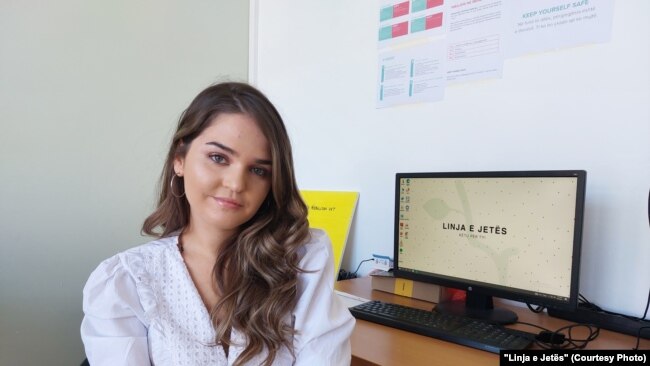 Kosovë - Dorentina Podrimqaku, menaxhere e qendrës së thirrjeve "Linja e Jetës"
