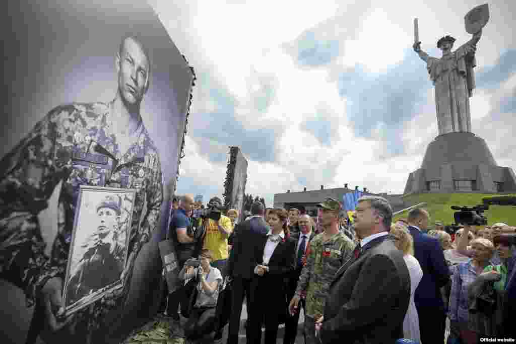 Президент України Петро Порошенко &nbsp;під час відкриття фотовиставки &laquo;Четверте покоління&raquo;. Київ