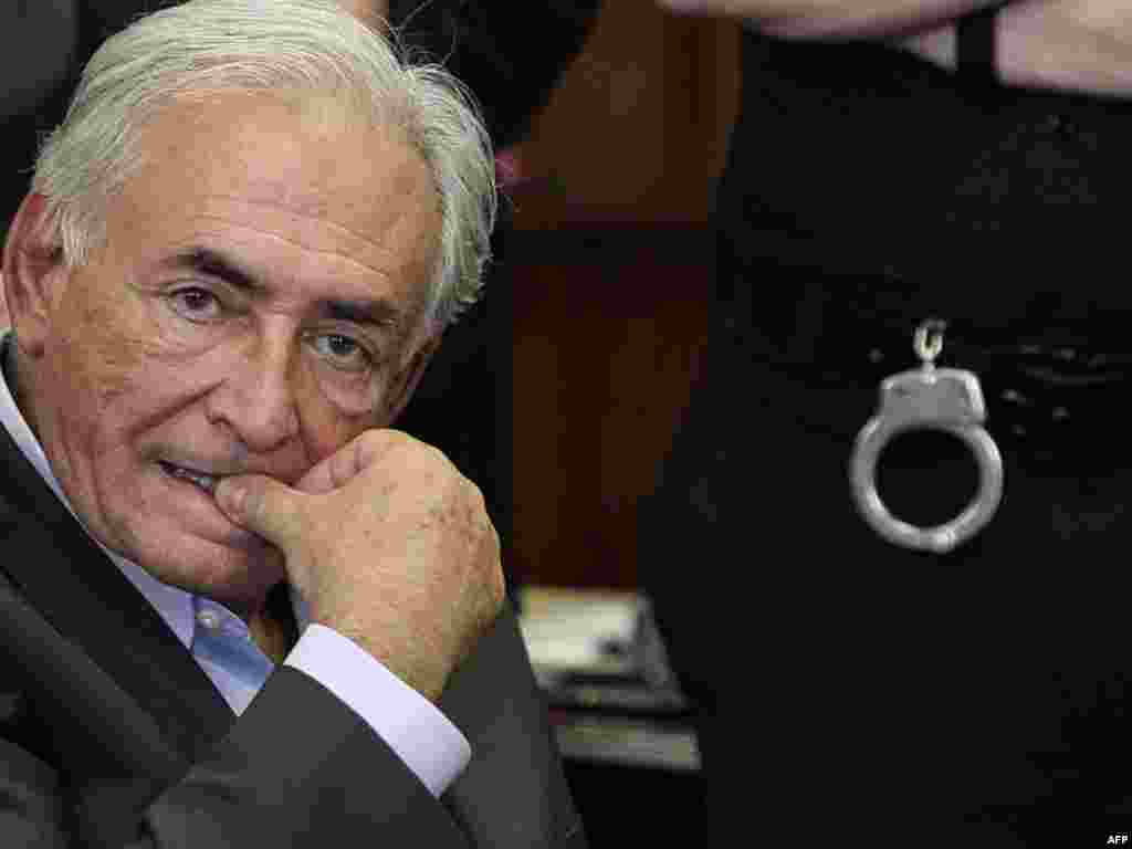 SAD - Dominique Strauss-Kahn podnio je ostavku na mjesto generalnog direktora MMF-a i poručio Upravnom odboru da je nevin u aferi seksualnog napada zbog koje je u zatvoru, New York, 19.05.2011. Foto: AFP / Richard Drew