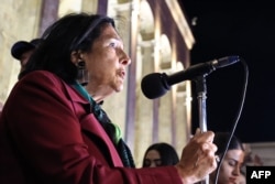 Fosta președintă Salome Zurabișvili vorbind la un miting la Tbilisi pe 26 octombrie 2025.