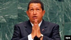 Venesuela prezidenti Hugo Chavez BMT Baş Assambleyasında çıxışı zamanı dua edir - 2006.