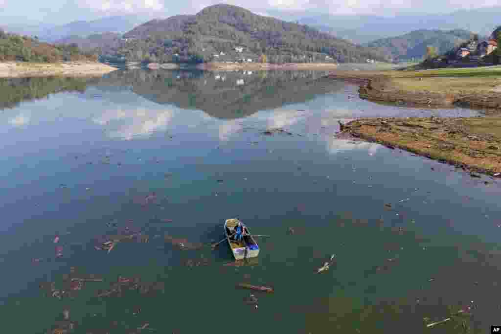 Jablaničko jezero se nalazi na teritoriji opština Jablanica i Konjic, a manji dio se nalazi na teritoriji Prozor-Rame.