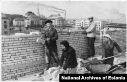 Рабочие в Таллинне восстанавливают разрушенный бомбой город в 1950 году.