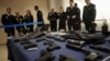 Španski policajci sa oružjem koje su pronašli kod pripadnika srpskog podzemlja, februar 2012.