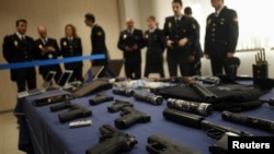 Španski policajci sa oružjem koje su pronašli kod pripadnika srpskog podzemlja, februar 2012.