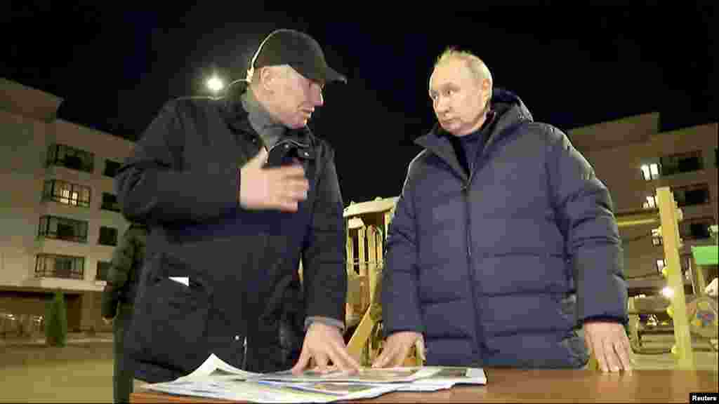 Az állami televízió is beszámolt a vasárnapi látogatásról, amely során Putyint körbevezették a városban, és Marat Husnullin miniszterelnök-helyettes tájékoztatta őt az újjáépítés részleteiről