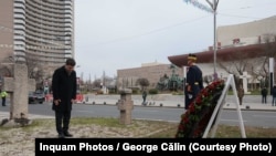 Președintele Nicușor Dan a depus o coroană de flori la troița din Piața Universității, din București, în memoria victimelor Revoluției Române din decembrie 1989.