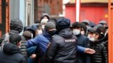 Миграциялык көзөмөл борборунун алдындагы мигранттар, Санкт-Петербург. Апрель, 2020-жыл.