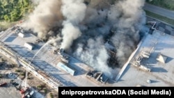 Пожар в торговом центре "Солнечная галерея" после атаки беспилотников, Кривой Рог, Украина, 21 августа 2026 года