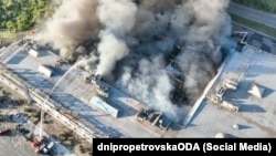 Пожар в результате атаки на ТЦ в Кривом Роге, Украина, 21 августа 2026 года