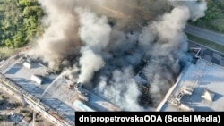 Fotografija koju je objavio regionalni guverner Dnjepropetrovska Aleksandar Hanža prikazuje posledice ruskog napada dronom u Krivom Rihu, 21. avgust 2026.