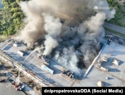 После ударов двух российских реактивных шахедов горит крупнейший ТЦ Кривого Рога. Много погибших и раненых. 21 августа 2026 года