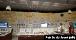 Employees work at the training control center of the Dukovany nuclear power plant. (file photo)