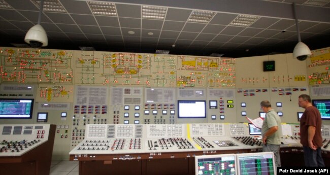 Employees work at the training control center of the Dukovany nuclear power plant. (file photo)