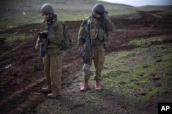 İsrail əsgərləri Colan Təpələrində təlim keçərkən texnikalarını yoxlayırlar.