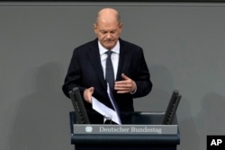 Cancelarul german, Olaf Scholz, în timpul ședinței parlamentului, când a cerut votul de încredere pentru guvernul pe care-l conduce, Berlin, 16 decembrie.