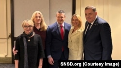 Nga e djathta: ish-presidenti i RS, Millorad Dodik; sekretari amerikan i Mbrojtjes, Pete Hegseth, me bashkëshorten; anëtarja e Presidencës së BeH, Zhelka Cvijanoviq, dhe u.d. së shefes së Zyrës për Bashkëpunim Ndërkombëtar të RS, Ana Trishiq-Babiq. Uashington, 2026.