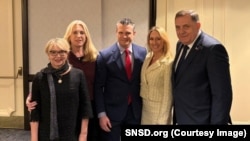 Zdesna nalijevo: Bivši predsjednik RS Milorad Dodik, ministar odbrane SAD Pete Hegseth sa suprugom Jennifer Rauchet, članica Predsjedništva BiH Željka Cvijanović i v.d. šefice Kancelarije za međunarodnu saradnju RS Ana Trišić-Babić na Molitvenom doručku u Washingtonu, 5. 2. 2026.