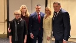 Zdesna nalijevo: Bivši predsjednik RS Milorad Dodik, ministar odbrane SAD Pete Hegseth sa suprugom Jennifer Rauchet, članica Predsjedništva BiH Željka Cvijanović i v.d. šefice Kancelarije za međunarodnu saradnju RS Ana Trišić-Babić na Molitvenom doručku u Washingtonu, 5. 2. 2026.