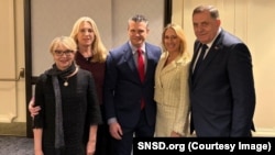 Zdesna nalijevo: Bivši predsjednik RS Milorad Dodik, ministar odbrane SAD Pete Hegseth sa suprugom Jennifer Rauchet, članica Predsjedništva BiH Željka Cvijanović i v.d. šefice Kancelarije za međunarodnu saradnju RS Ana Trišić-Babić na Molitvenom doručku u Washingtonu, 5. 2. 2026.