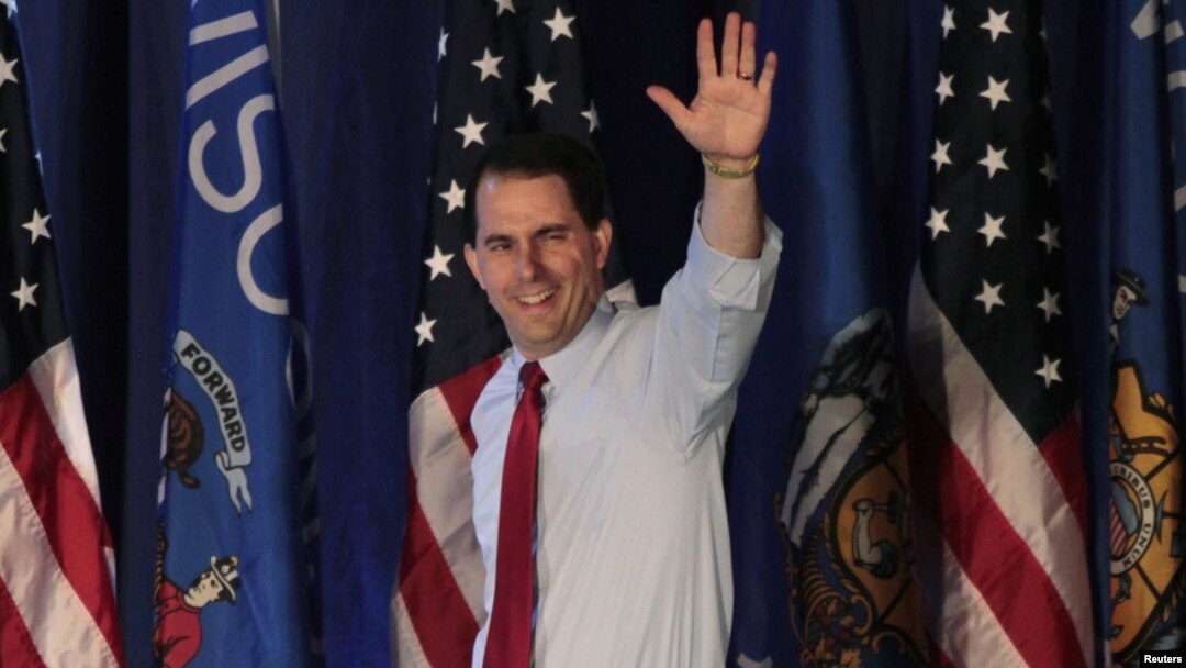 Губернатор Висконсина Скотт Уокер празднует свою победу