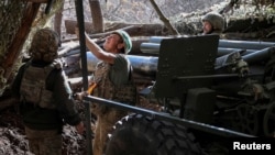 Артилеристи 152-ї окремої єгерської бригади готуються вести вогонь із самохідної гаубиці M114 на лінії фронту поблизу Покровська, жовтень 2025 року